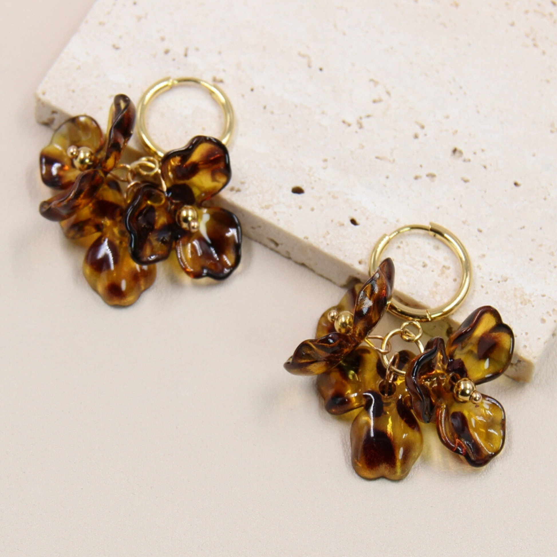 Boucles d'oreille acier inoxydable fleur léopard en résine
