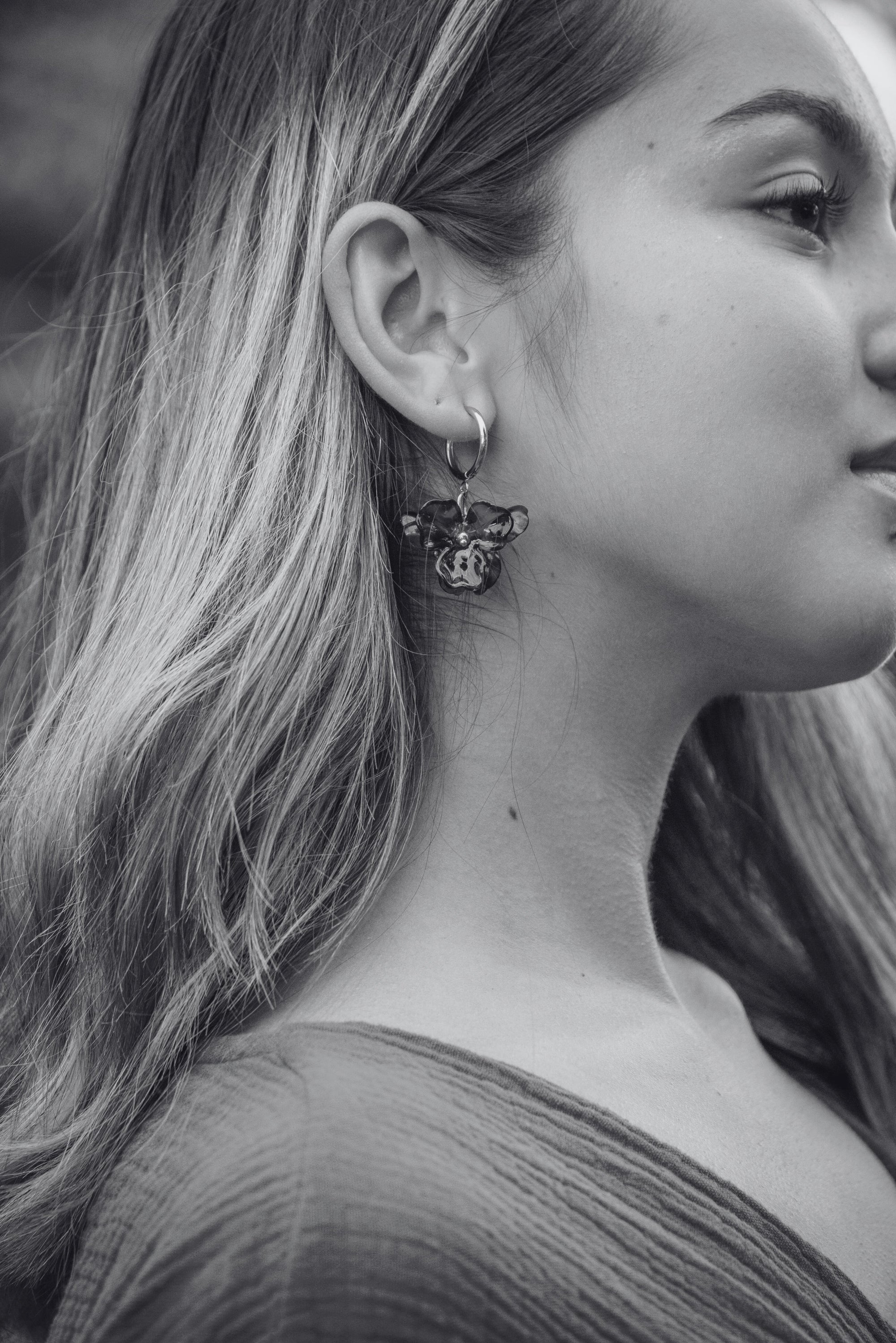 Boucles d'oreille acier inoxydable fleur écaille en résine ASMARA