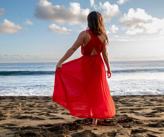 Longue robe plissée rouge dos nu 