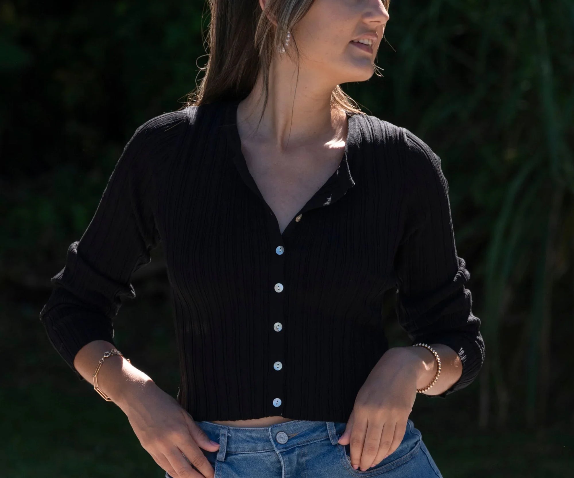 Look décontracté avec gilet en maille noir et boutons nacrés