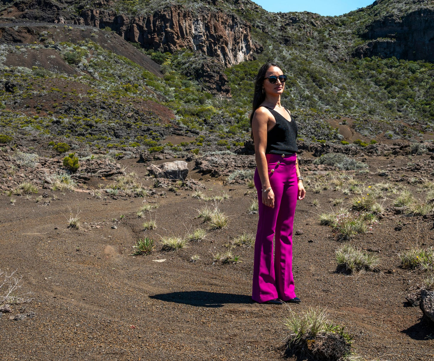 Look femme avec pantalon fuchsia taille haute et bas évasé au volcan 974