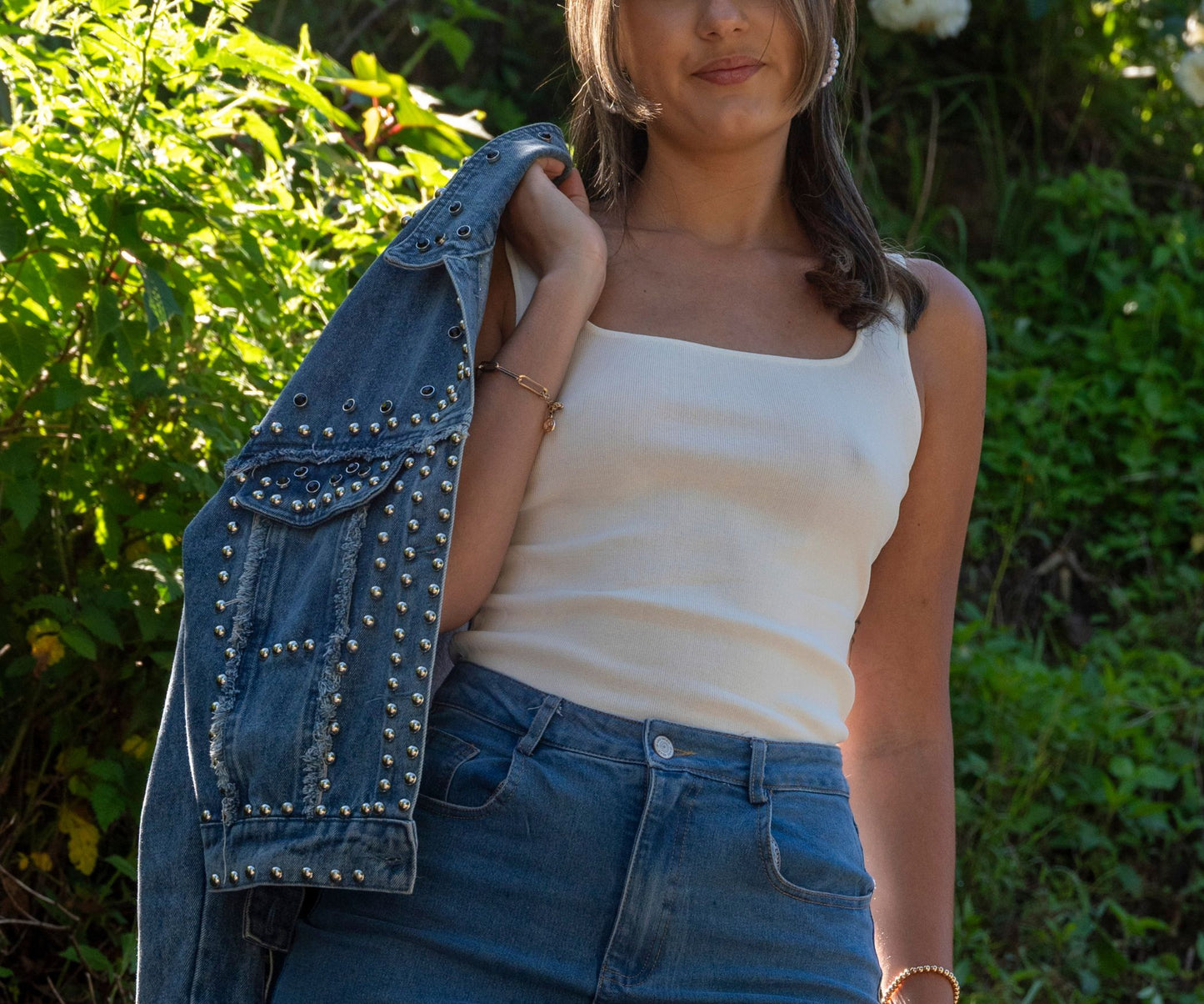 Look jean femme avec veste denim tendance rock and roll