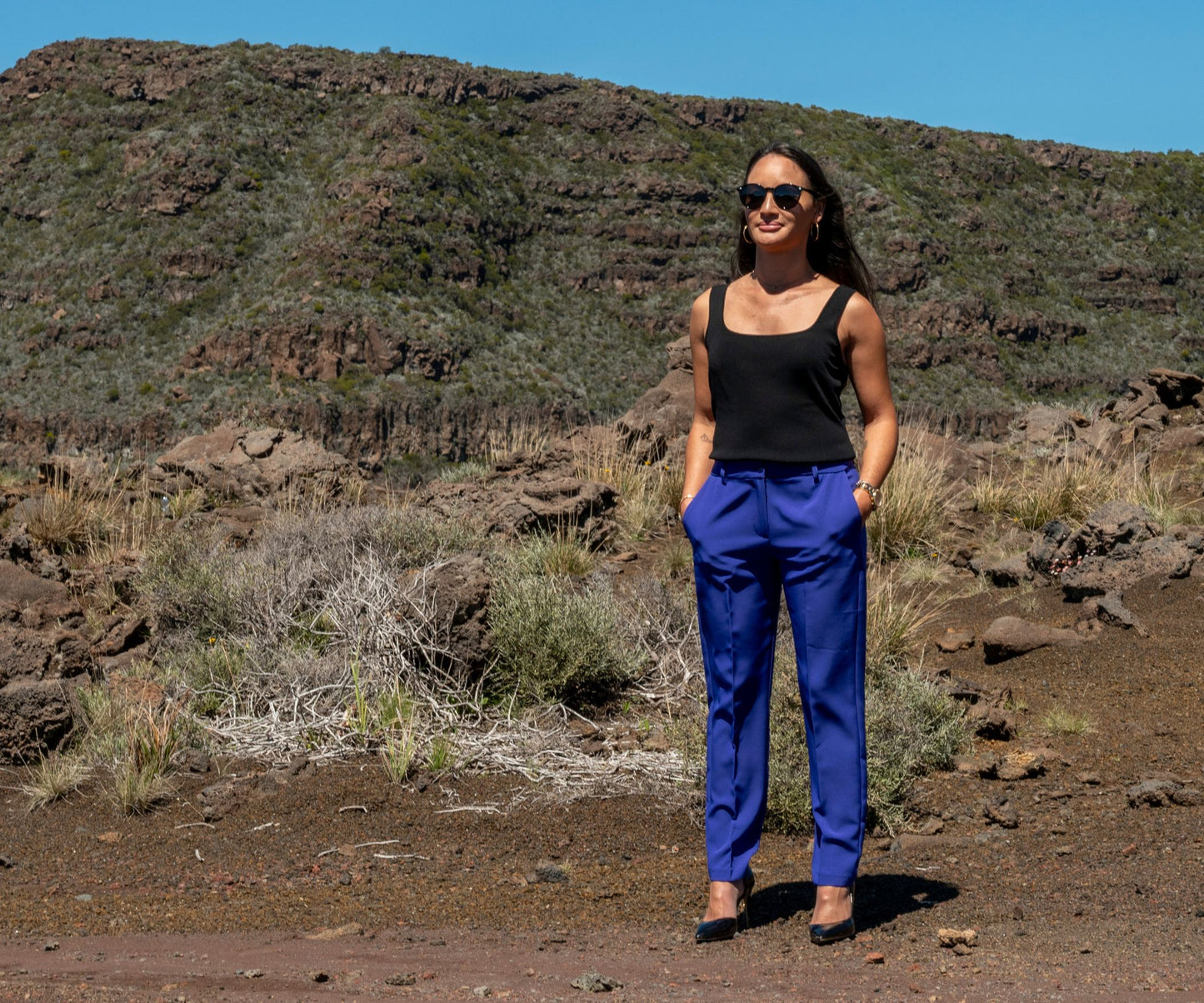 Look working girl avec pantalon tailleur mauve habillé