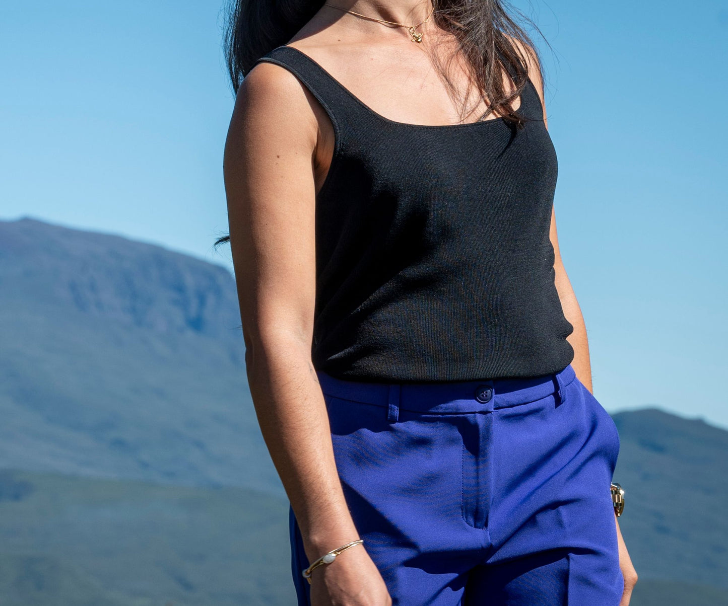 Mode femme pour le bureau avec pantalon de costume mauve et top noir