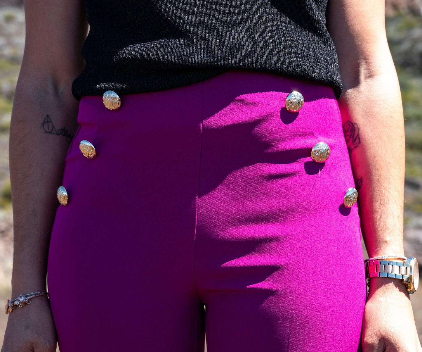 Pantalon femme fuchsia taille haute avec faux boutons dorés