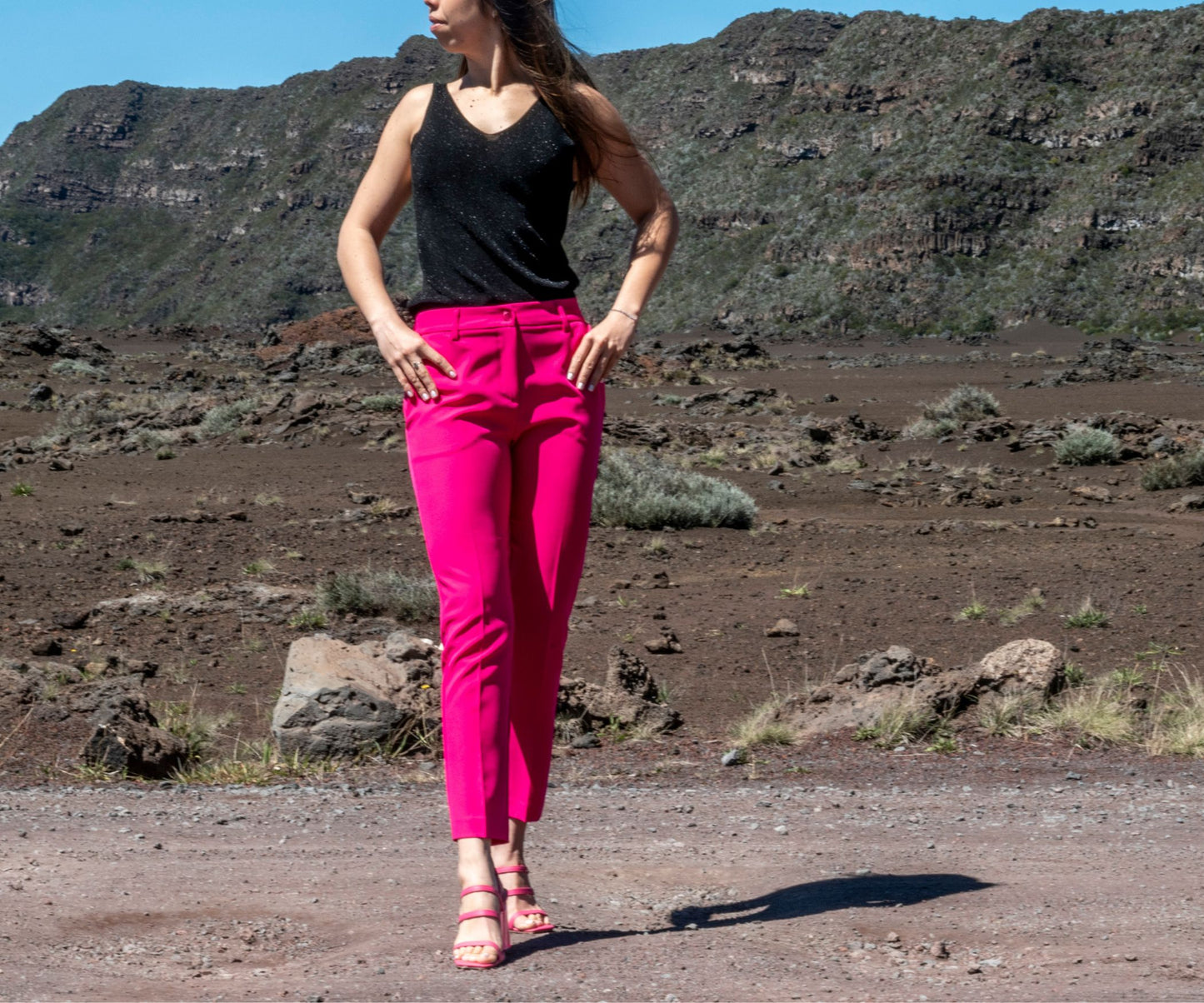 Pantalon tailleur femme chic rose porté avec talons au Volcan 974