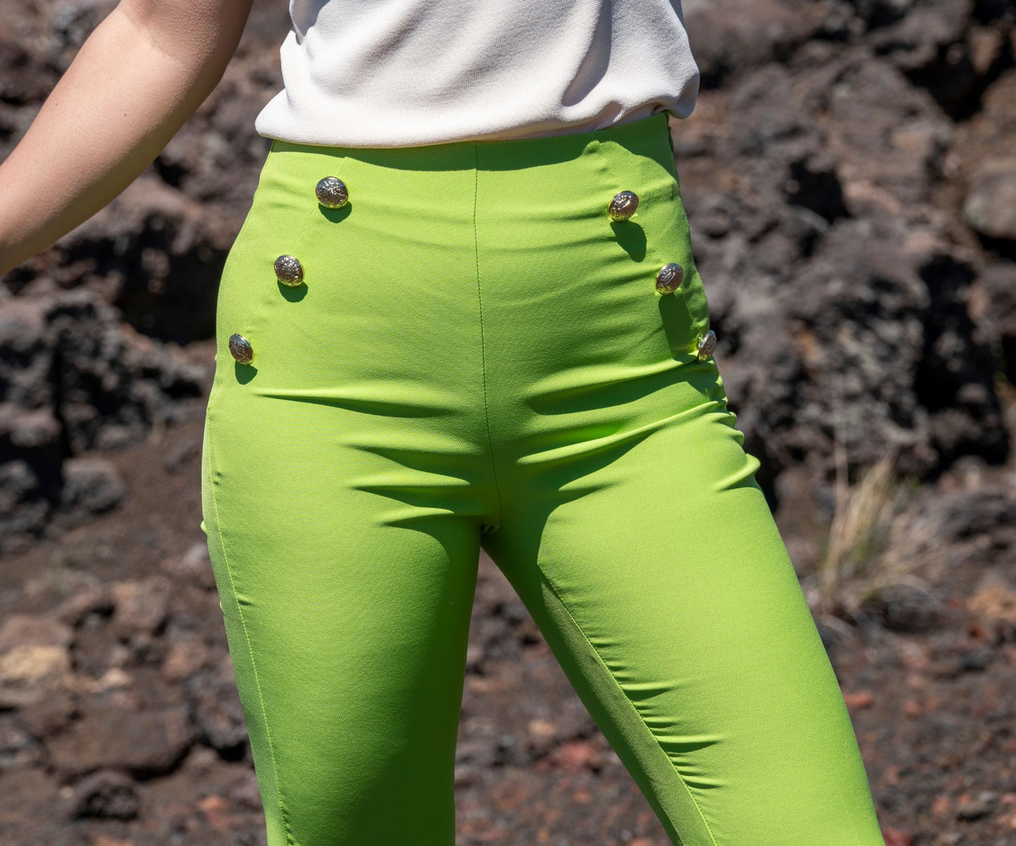 Pantalon vert pomme taille haute avec faux boutons dorés