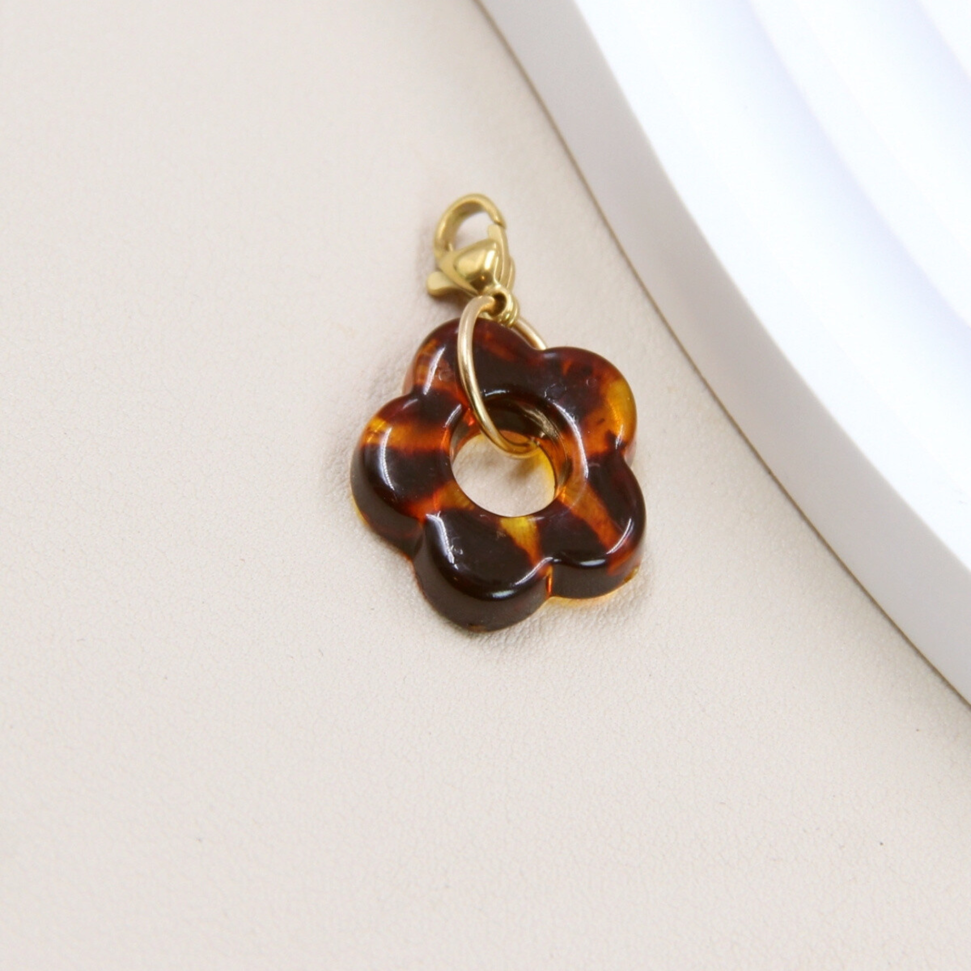 Pendentif charms acier inoxydable fleur écaille résine