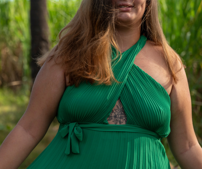 Robe avec ceinture à la taille de couleur vert avec un devant croisé 