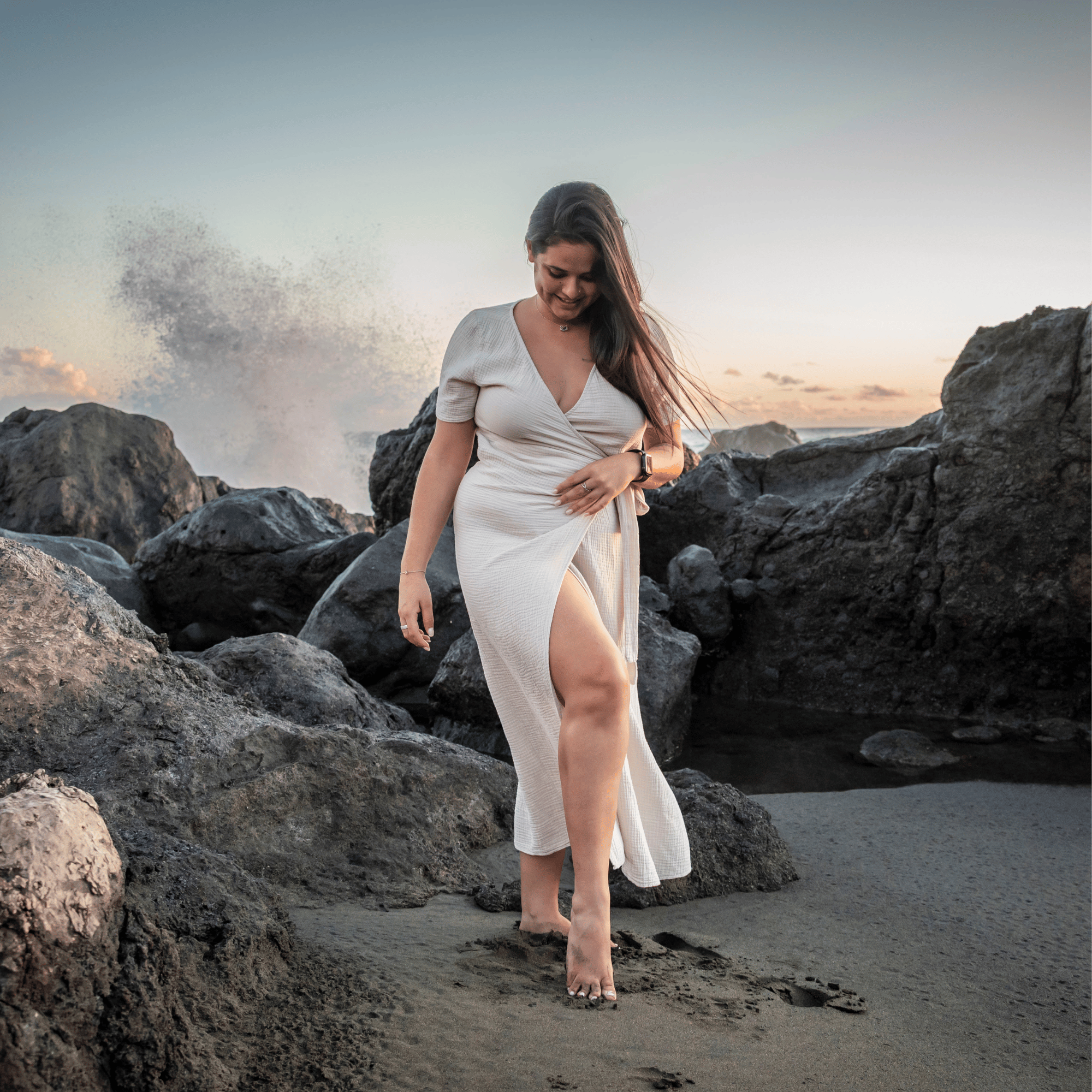 Femme portant une robe gaze de coton cache coeur beige en bord de mer à la Réunion