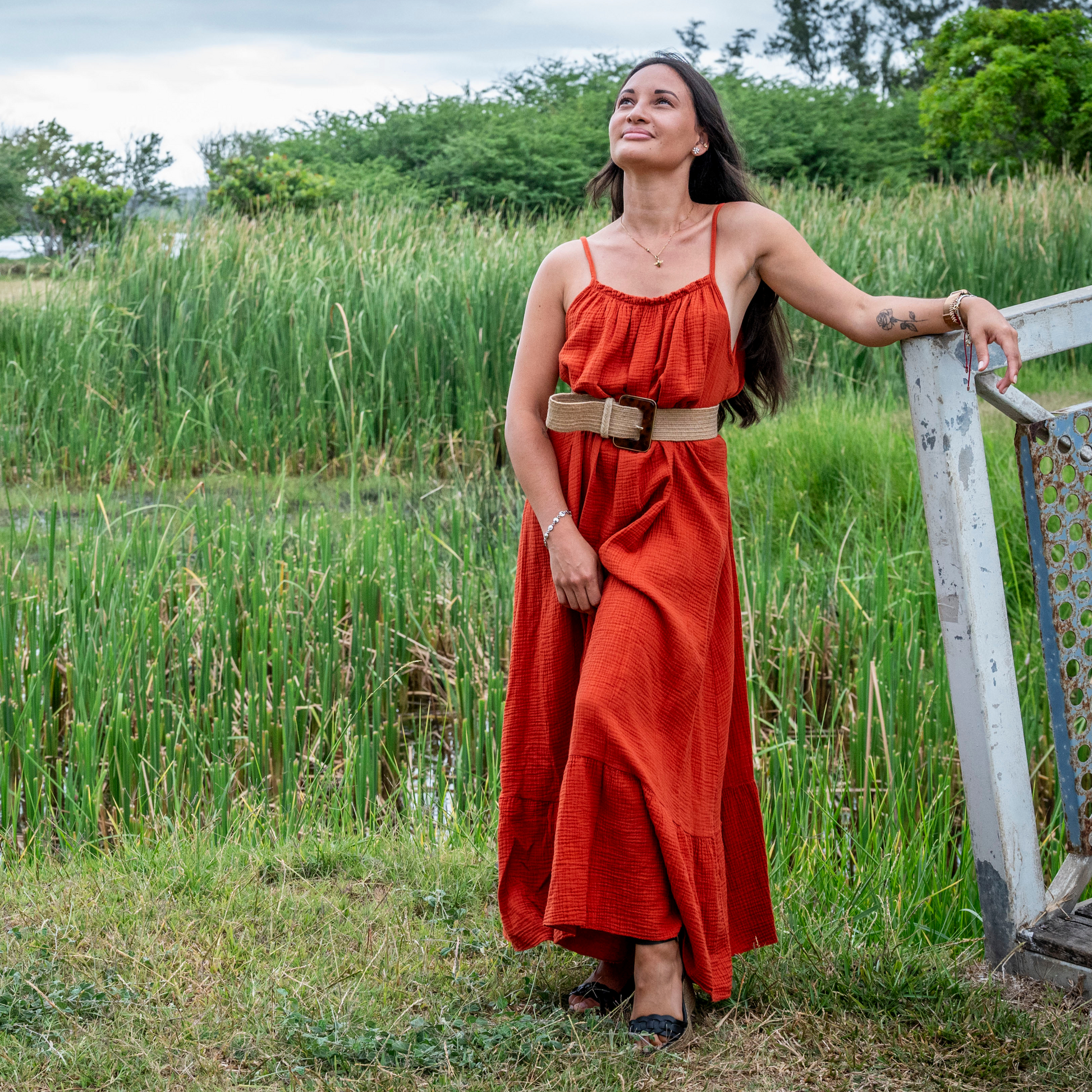 Robe longue gaze de coton terracotta à fine bretelles à la Réunion