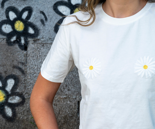 T shirt coton blanc avec fleurs marguerite brodées sur la poitrine