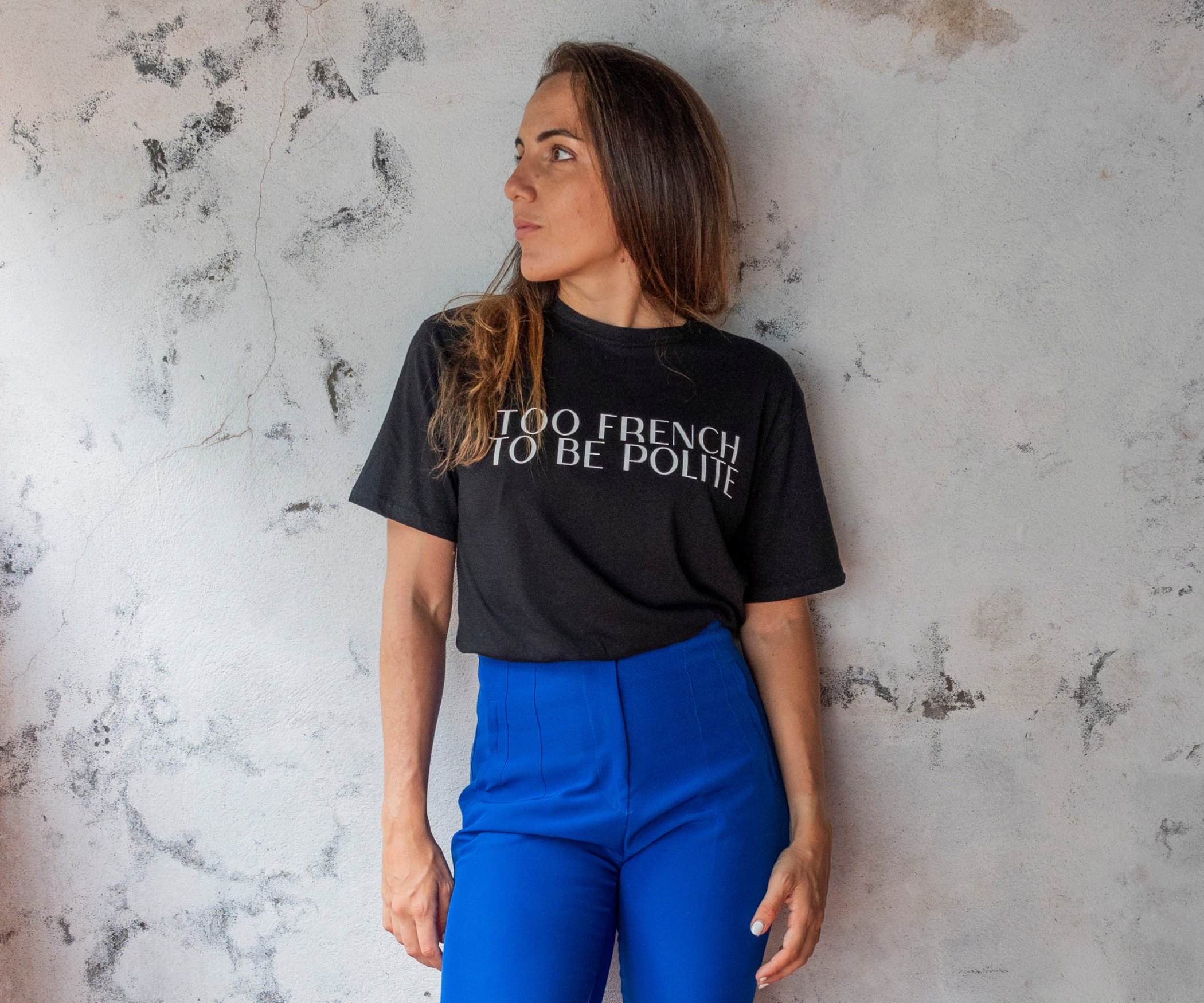 T shirt coton noir décontracté femme porté avec pantalon de costume habillé