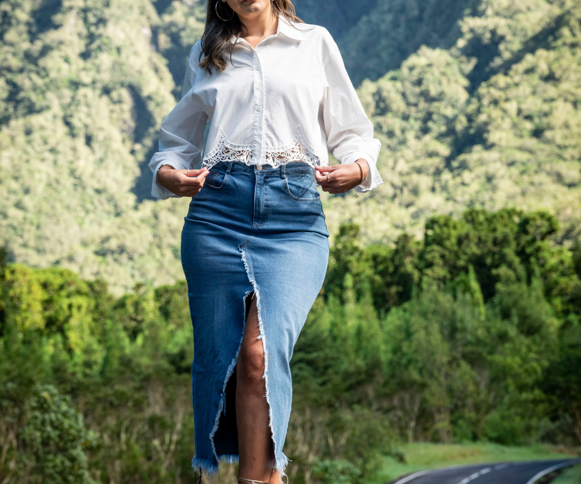 Tenue femme chemisier crop top blanc dentelles avec jupe jean fendue