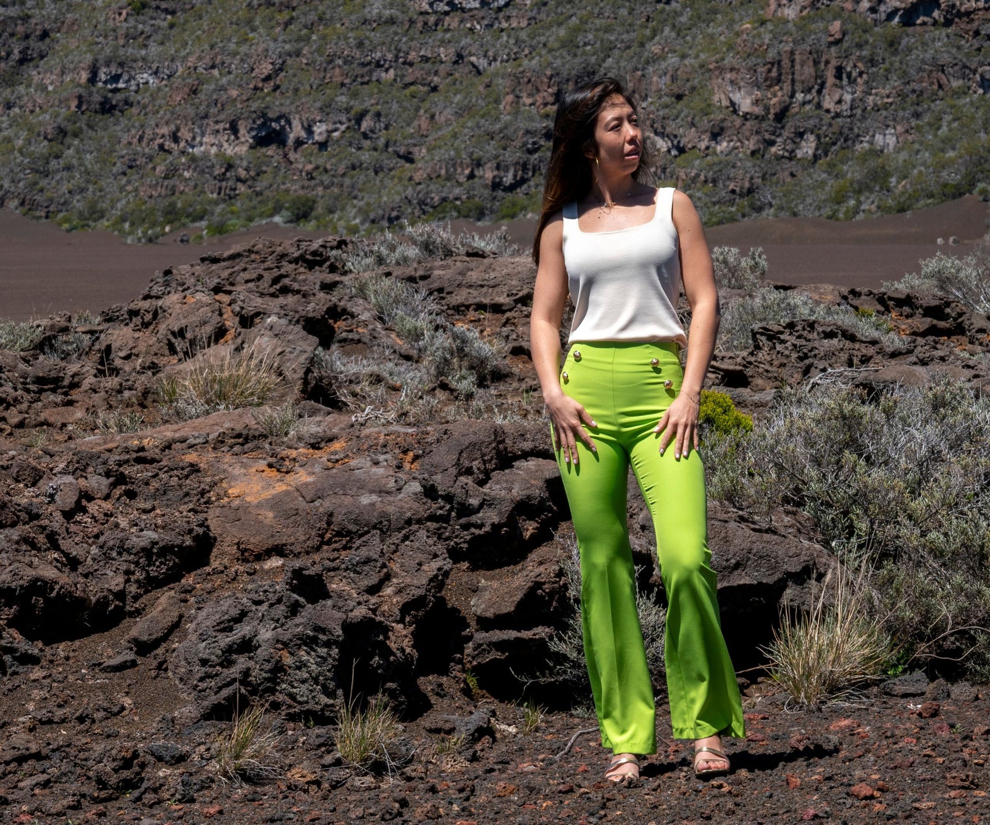 Tenue femme pantalon vert taille haute évasé et top beige au volcan 974