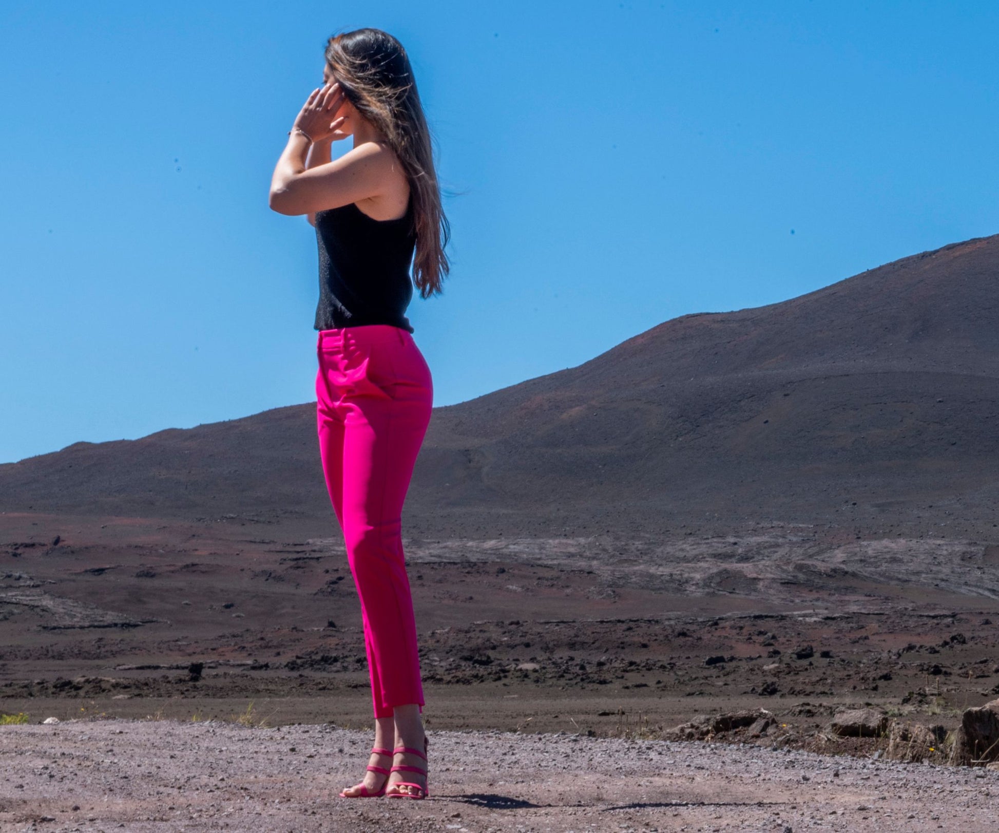 Tenue habillée pantalon de costume rose avec top noir 974 Piton de la Fournaise