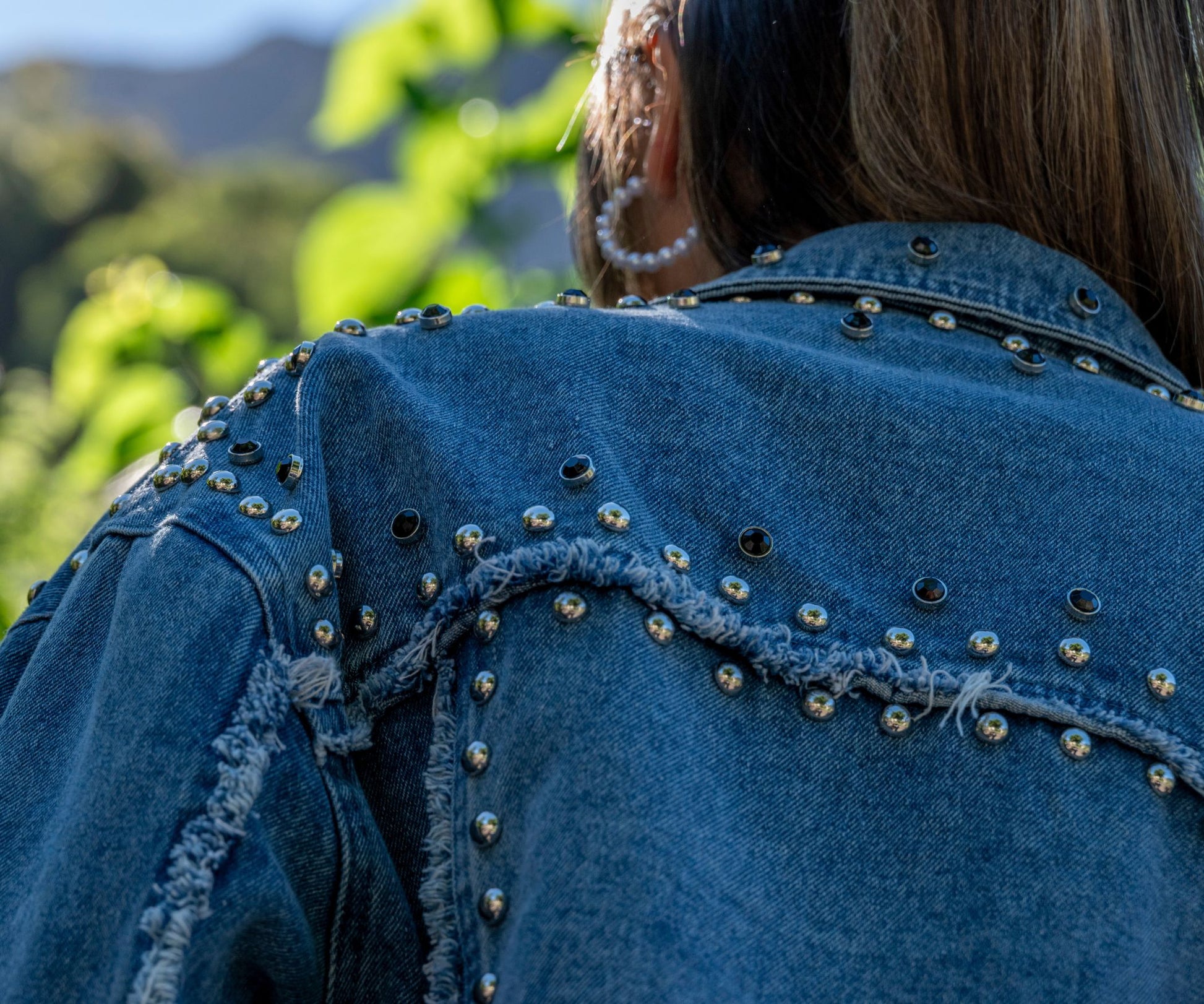 Veste en jean décontractée avec des détails cloutés tendance