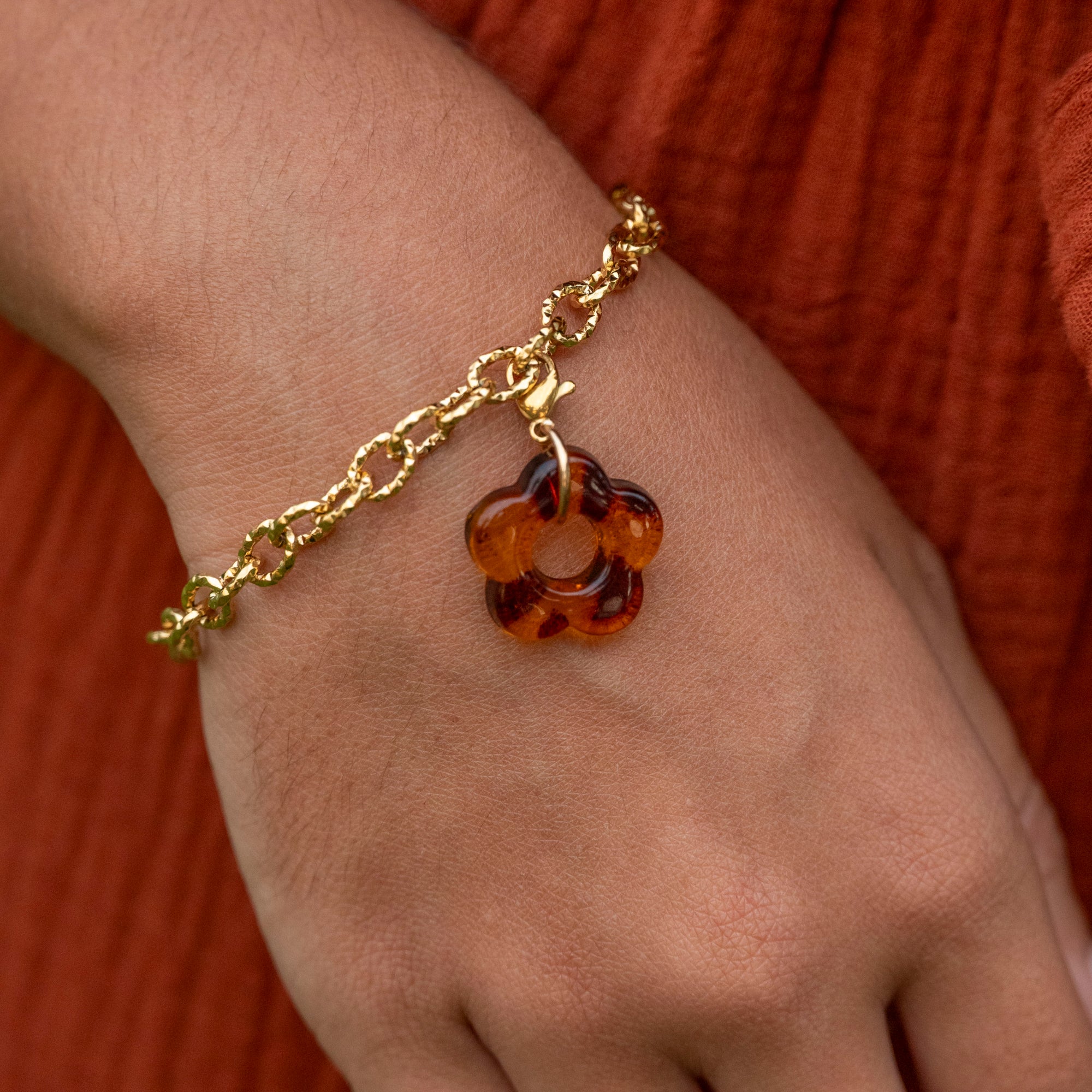 Pendentif charms acier inoxydable fleur écaille résine