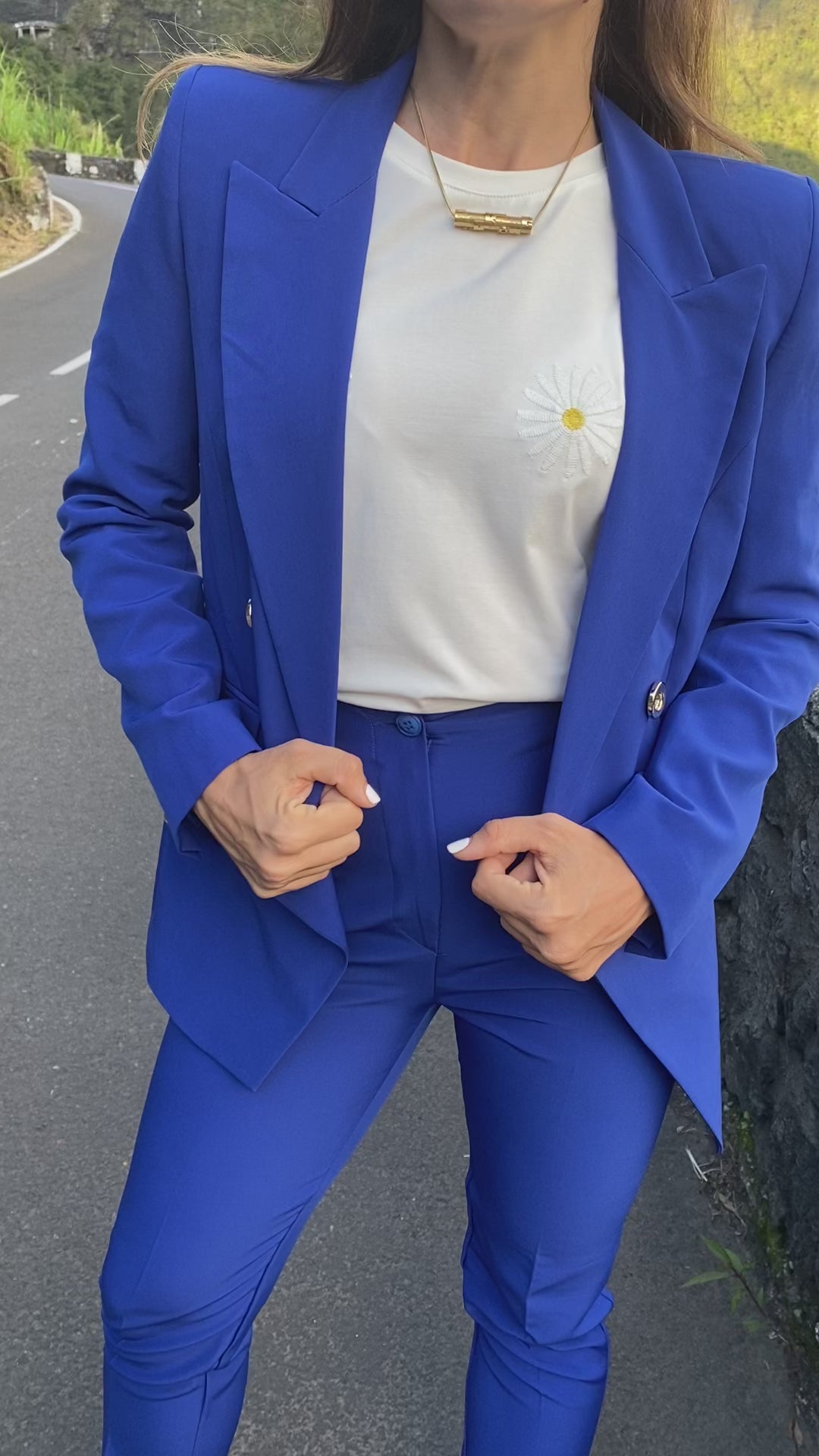 T shirt coton blanc avec marguerite sur la poitrine porté avec un ensemble tailleur pantalon bleu roi 